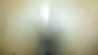 تريد فتاة جامعية قرنية أن تُجبر على ممارسة الجنس بشكل جيد ، لذا فهي تمارس الجنس اليدوي أيضًا