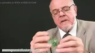 منحرف عجوز يملأ مهبل سمراء شابة بالسائل المنوي