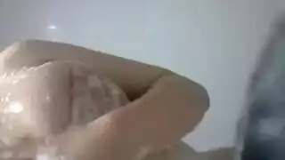 ثنائي آسيوي يطلق العنان لقضيب خام ضخم أمام الكاميرا