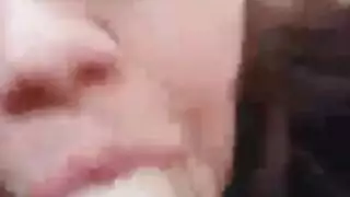 شفاه ماري تغلق حول عمق نابض لمشهد إكس إكس إكس