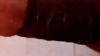 فتاة مثيرة تقدم لسانها الخبير لممثل أفريقي ضخم في أفلام البورنو