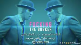 ٦ شرج في الأماكن العامة: سائحة تمتلئ فتحاتها بقضيب سميك