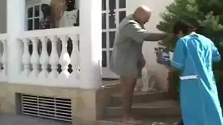 عروس ذات أثداء ضخمة في مشهد بورنو عدواني