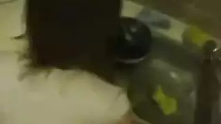 نائمة على البطن وجنس قوي بين الثديين