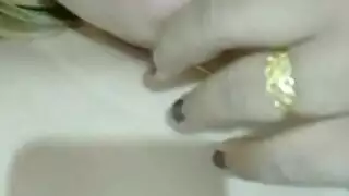 مؤخرة مغرية تركب قضيبًا صلبًا نحيلًا