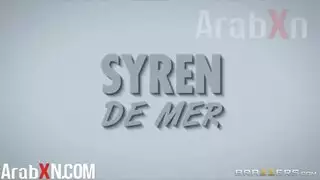ام مع ابنائها الاثنين