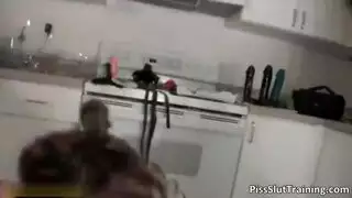 ثنائي مثلي يخدم قدمي رجل في مشهد إباحي