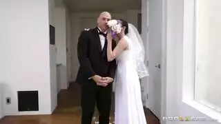 العريس الثمل يمارس وضعية كلابية مع أم العروسة