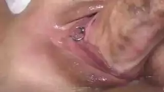رجل يدخل يده بسكس مراة