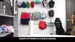 تركيز شديد على قبلتها الإيروتيكية وأناتها
