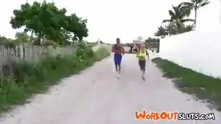 ممتلئة اللجسم فاجرة تمارس السكس الجماعي