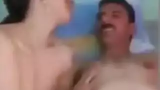 عاهرات مثيرة تتوق للجنس الشرجي والخدمة الفموية من رجل عضلي
