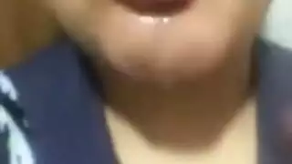 امرأة مثارة تتوسل لقضيب صلب في مهبلها المبلل وثدييها
