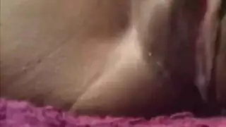 الطالبة البرازيلية يتم ت finger وملئها بالسائل المنوي من قضيب أبيض كبير