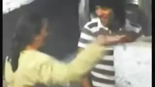 تثبيت الجارة الممتلئة لجنس خشن على السلم