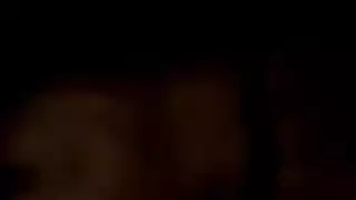 مراهقة سمراء سيئة تُهيمن عليها بقضيب ضخم على الأرض
