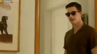 أمسكت زوجتي تفتح ساقيها لغريب
