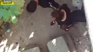 عاهرة بلا حياء تفتح ساقيها في العلن لممارسة الجنس