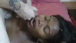 تنبيه كس وردي: مراهقة نحيفة تقدم لقطة مفتوحة