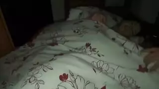نائمة بعمق، ثم امتلأت بقضيبه الصلب