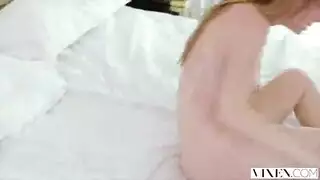 رئيس المكتب يمارس الجنس مع موظفته الجديدة في فيلم بورنو صريح