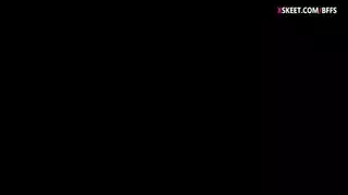 شاب صغير يستمني بقضيبه الصلب في المنزل