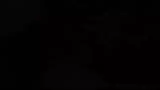 ضرب فرجها المبلل على زب ضخم وآلة جنس