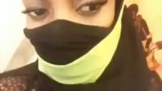  محجبة ضخمة الثديين تعبث بفتحتها الضيقة أمام الكاميرا
