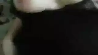 مزة هيجانة حلمة بزها واقفة وهي تتناك