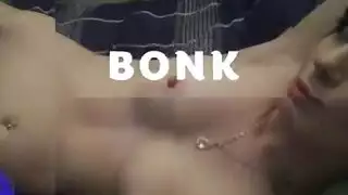 غريب مثار يرتدي نظارات يدعو نفسه إلى سريرهم