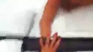 شقراء مع كبير الثدي وعشيقها الوسيم يمارسون الجنس السحاقي البرية ، على الكرسي