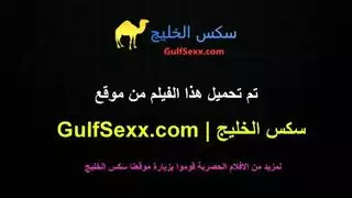 ثنائي الأب والابن يشاركان في تلبية رغبات أم مثيرة بعد الضبط