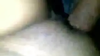 عمود أسود نابض يطلق سائلاً منوياً كثيفاً