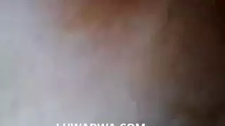 شاب يتلمس بطيز حبيبتة الكبير