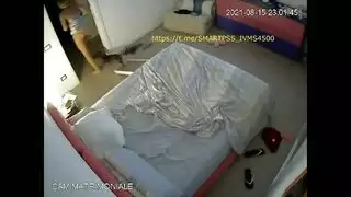 نوم إباحي: اللعب بقضيبه المنتصب وهو نائم