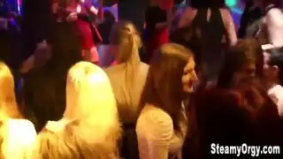 مشهد جنس جماعي ساخن: عدة زبور وبلع عميق وجماع عنيف