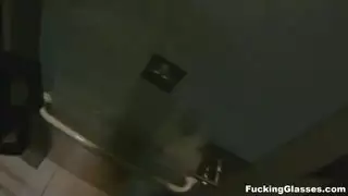 عاهرة الكعب العالي تتعرض للضرب في العلن