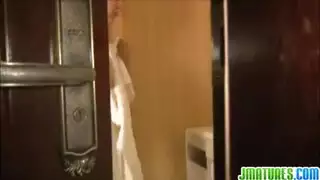ميلف يابانية جميلة بتلعب في كسها تحت الشاور