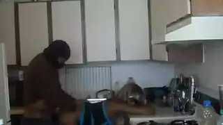 تأخذه إصبع في مهبلها الضيق بعمق