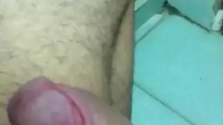 شاب مقوي يتم خدمة قضيبيه بلا هوادة