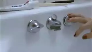 يتسلل على خالته ليل