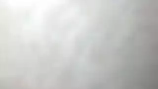 تمسك زبه بيدها وتفرش كسها بيه