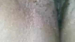 يفرك فاتنة جميلة ولعق اثنين
