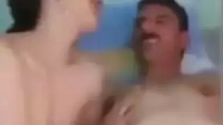 تحقيق خيال ثنائي الجنس: الزوج يشاهد بينما الشاب يضاجع زوجته