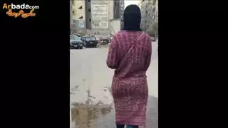 إثارة عامة: مؤخرة الفتاة المحجبة المتماسكة في المدينة