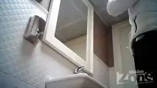 في الحمام تبول وتقضي