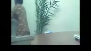 جنس قوي في المكتب مع ممثلة إباحية جامدة تركب زب