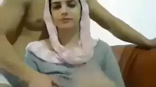 شرموطة محجبة مع حبيبها تخرج بزازها البيضاء وتعري بطنها