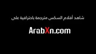 امرأة زانية تأخذ عدة أعضاء ذكريّة في جلسة جماع سريّة