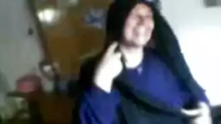 فم ناضج مدمن على القضبان المنتصبة النابضة